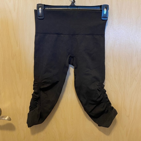 Lululemon capris - Picture 3 of 4